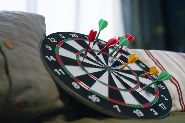 带飞镖的飞镖盘用于休闲游戏图片下载
