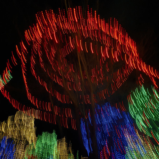 模糊的圣诞树灯光照片。图片下载