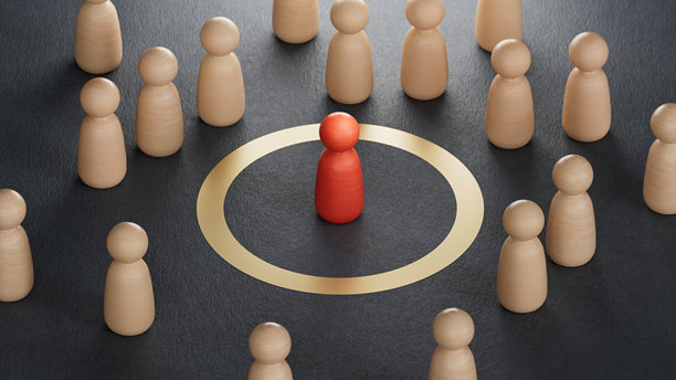 许多棋子的3D插图和一个红色对话框中的故事。有效的叙事。品牌传播概念。黑色背景上的3D渲染。图片下载