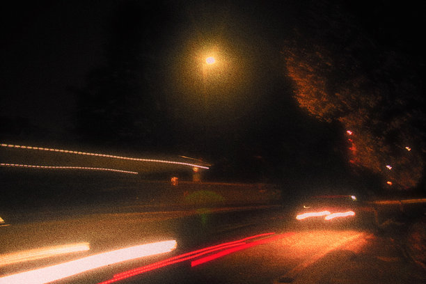 夜间行驶的汽车照片图片下载