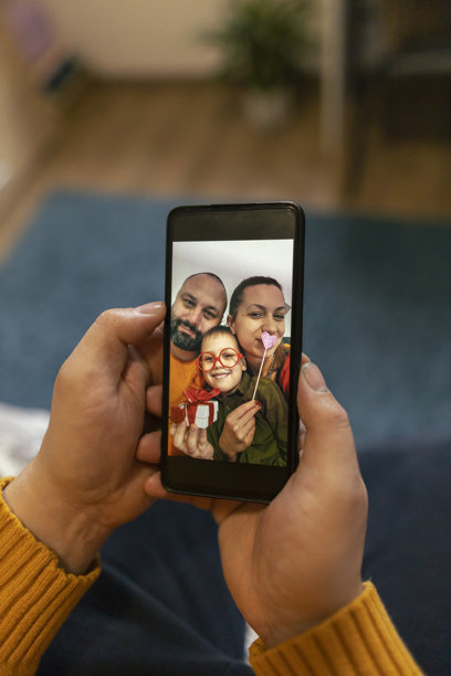 男人在手机上查看照片。情人节，家庭团聚。特写照片图片下载