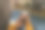 男人在手机上查看照片。情人节，家庭团聚。特写照片图片下载