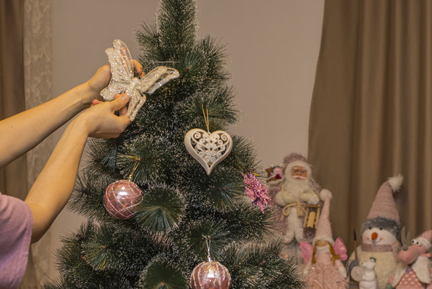 装饰圣诞树的特写照片图片下载