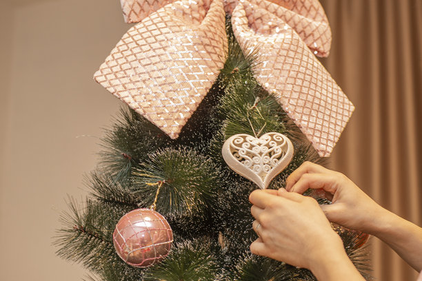 装饰圣诞树的特写照片图片下载