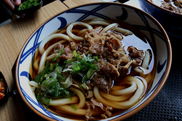 乌冬面照片，乌冬面是典型的日本面条。图片下载