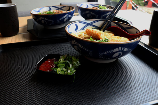 乌冬面照片，乌冬面是典型的日本面条。图片下载