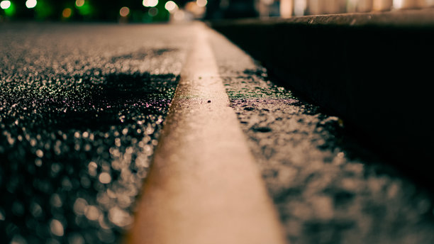 傍晚城市的水中倒影照片图片下载