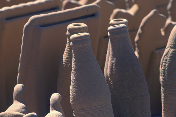 2014年6月，阿根廷门多萨印加桥上的手工手工艺。这些物品作为手工艺品出售给游客，比如照片中的皮扎。图片下载