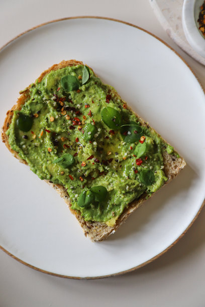 鳄梨吐司，早餐食品，健康饮食，捣碎的鳄梨，俯视图，特写镜头 - 股票照片。图片下载