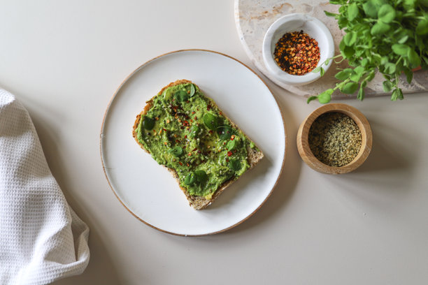 鳄梨吐司，早餐食品，健康饮食，捣碎的鳄梨，俯视图 - 股票照片。图片下载
