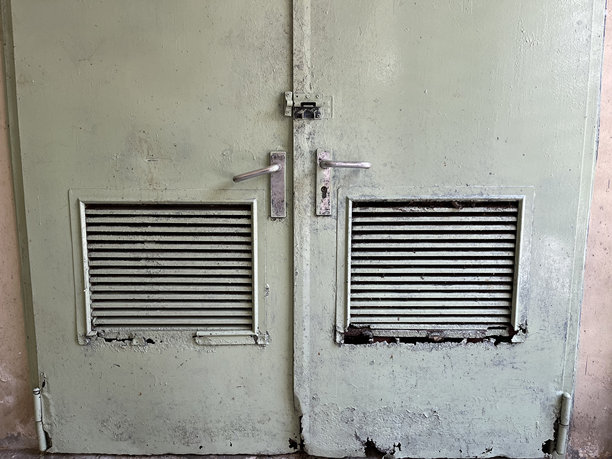 工业风格金属门的特写照片，配有金属把手。图片下载