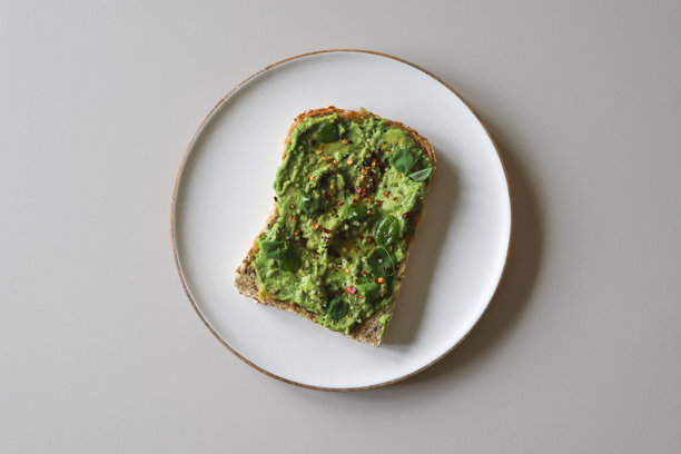 鳄梨吐司，早餐食品，健康饮食，捣碎的鳄梨，俯视图 - 股票照片。图片下载