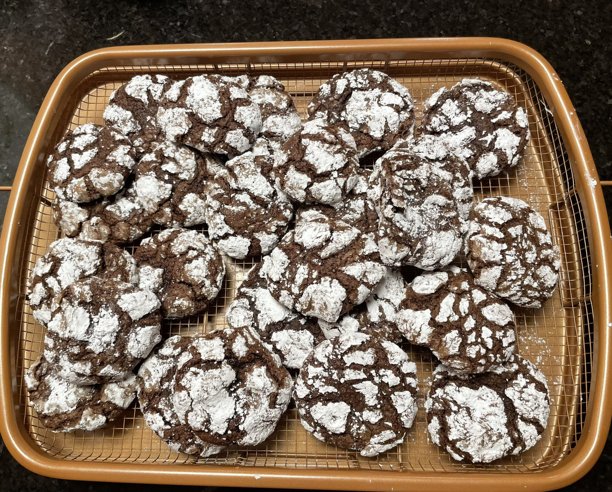 特写照片：软巧克力曲奇饼干被切成块，展现出美味的浓郁巧克力熔浆。图片下载