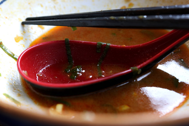 吃完面条后的空碗、勺子和筷子的照片图片下载