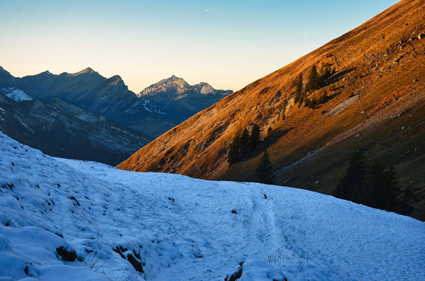 在格拉鲁斯州的弗罗纳尔普斯托克山徒步旅行。瑞士阿尔卑斯山的美丽秋季氛围，伴随着初雪。穆尔岑施托克山脉的壮丽全景。高质量照片。图片下载