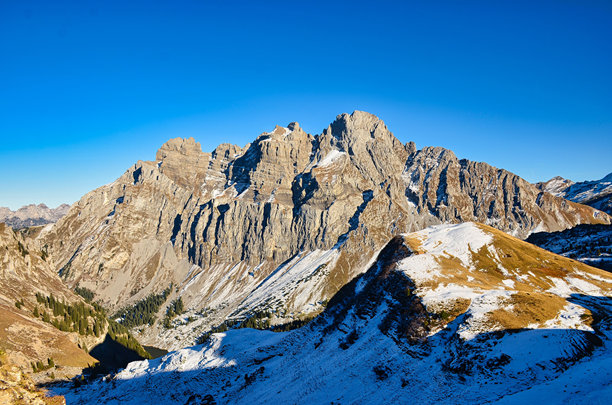 在格拉鲁斯的登山活动。户外攀登美丽的山脉，体验瑞士阿尔卑斯的秋季山景。高质量照片。图片下载