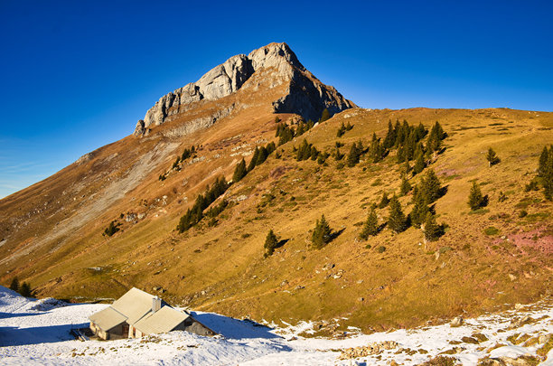 在格拉鲁斯州的弗罗纳尔普斯托克山徒步旅行。美丽的秋季氛围，瑞士阿尔卑斯山的初雪。穆尔岑施托克山脉的壮丽全景。高质量照片图片下载
