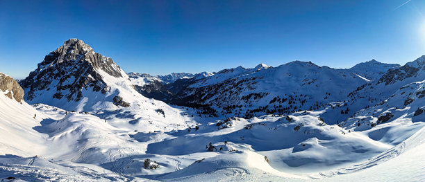 在格拉鲁斯阿尔卑斯山进行滑雪旅行，远眺穆尔岑斯托克山，靠近希尔特。冬季滑雪登山。冬季山地风景。高质量照片。图片下载