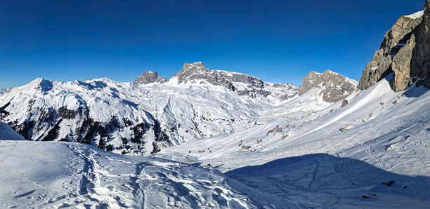 在斯皮岑比厄尔山峰，卢策因。美丽的冬季风景，位于帕特努恩，圣安东宁。俯瞰苏尔茨弗鲁山。瑞士美丽的高山牧场。冬季时光。高质量照片。图片下载