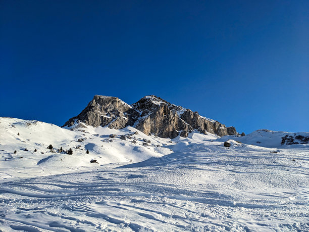 前往格劳宾登卢泽因的Schollberg滑雪之旅。在Rätikon地区Partnun上方进行滑雪登山。瑞士阿尔卑斯山的滑雪之旅。高质量照片。图片下载