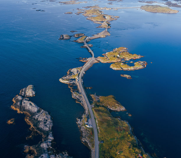 大西洋公路与著名的斯托尔塞斯undet大桥的俯瞰图。北挪威迷人的自然风光与现代公路建设杰作的结合航拍照片。挪威的亚特兰大海岸公路。图片下载