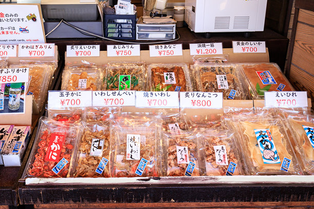 日本江之岛 - 2024年7月5日 - 各种包装的日本干海鲜出售的照片图片下载