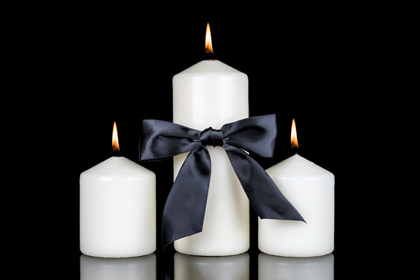 黑色背景上的美丽花朵和蜡烛照片图片下载