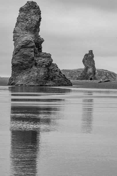 一张在俄勒冈州班登海滩拍摄的长时间曝光黑白照片，天空多云。长时间曝光模糊了海浪的运动。图片下载