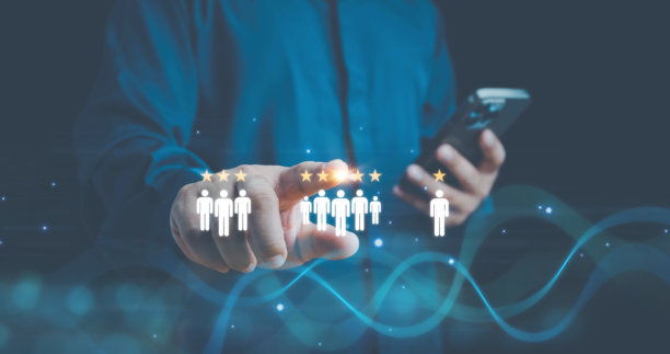 人力资源管理概念。人力资源经理使用笔记本电脑，配有虚拟人力资源图标用于员工招聘。查看简历，筛选员工信息和求职者。图片下载