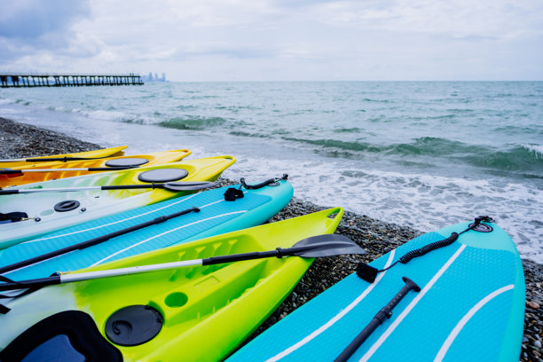 海上的皮划艇和立式划水板。极限运动。休闲。高质量照片图片下载