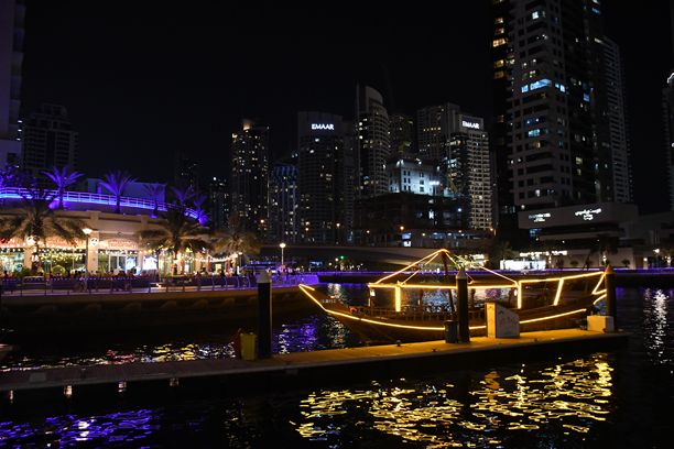 迪拜码头著名建筑和城市灯光的长时间曝光照片图片下载