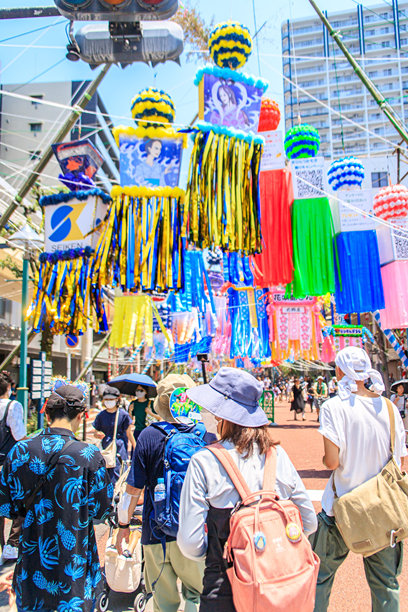 日本平塚 - 2024年7月5日 - 平塚街道上五彩缤纷的七夕节装饰照片。装饰色彩鲜艳且精致，包含悬挂的彩带、灯笼和各种传统饰品。图片下载