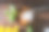 玻璃杯中的冰块特写照片。鸡尾酒的俯视图。调酒师的勺子和鸡尾酒中的冰块。图片下载