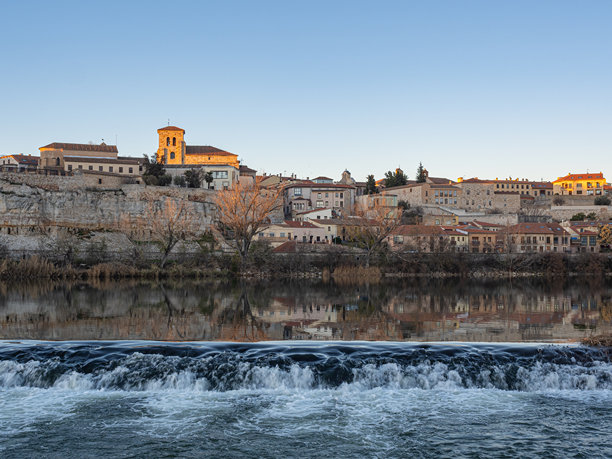 从杜罗河拍摄的萨莫拉圣佩德罗和圣伊德尔福索教堂的照片。萨莫拉。卡斯蒂利亚和莱昂。西班牙。图片下载