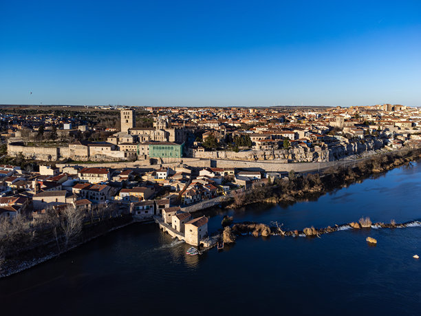 萨莫拉市的航拍照片。可以看到大教堂、石桥、奥利瓦雷斯水车和杜罗河。萨莫拉，卡斯蒂利亚-莱昂，西班牙。图片下载