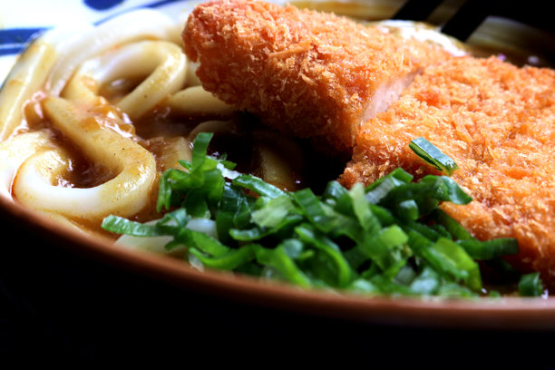 乌冬面照片，乌冬面是一种典型的日本面条，由小麦粉、水和盐制成。图片下载