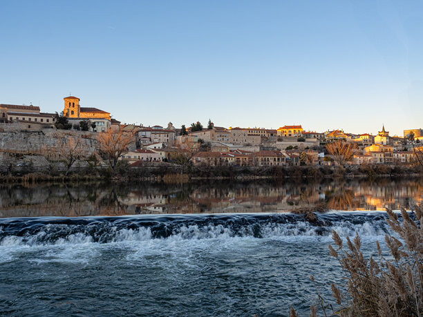 从杜罗河拍摄的萨莫拉圣佩德罗和圣伊德尔福索教堂的照片。萨莫拉。卡斯蒂利亚和莱昂。西班牙。图片下载