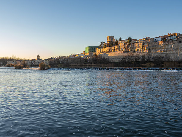 日落时分的杜罗河、萨莫拉大教堂和奥利瓦雷斯水磨坊的照片。萨莫拉，卡斯蒂利亚和莱昂，西班牙。图片下载