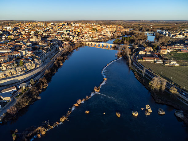 萨莫拉市的航拍照片。可以看到大教堂、石桥、奥利瓦雷斯水车和杜罗河。萨莫拉，卡斯蒂利亚-莱昂，西班牙。图片下载