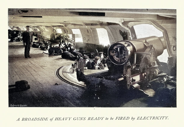 英国军事历史，皇家海军战舰，发射重炮的侧舷，剑桥号，1890年代，复古照片图片下载