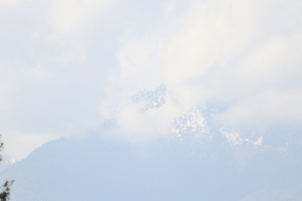 在查谟和克什米尔的斯利那加帕哈拉姆旅行时拍摄的美丽雪山照片图片下载