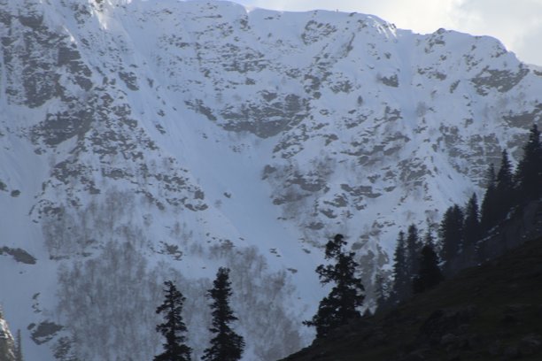 在查谟和克什米尔的斯利那格，帕哈拉甘旅行时拍摄的美丽雪山照片图片下载