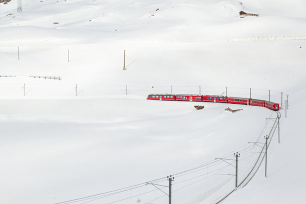 冬季的红色快车照片，瑞士庞特雷西纳的比安科湖图片下载
