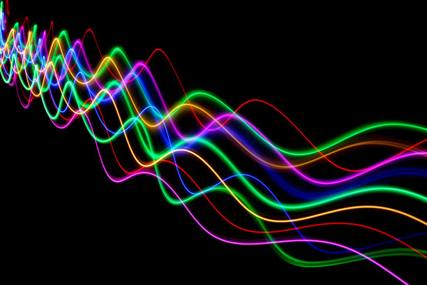 长时间曝光的照片。光绘摄影，鲜艳的仙女灯光与黑色背景相映成趣。图片下载