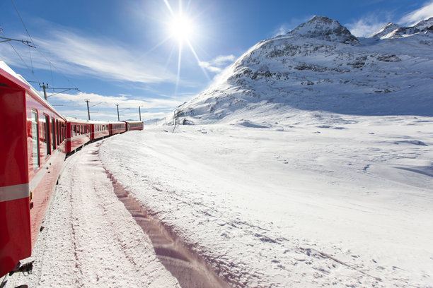 冬季的红色快车照片，瑞士庞特雷西纳的比安科湖图片下载