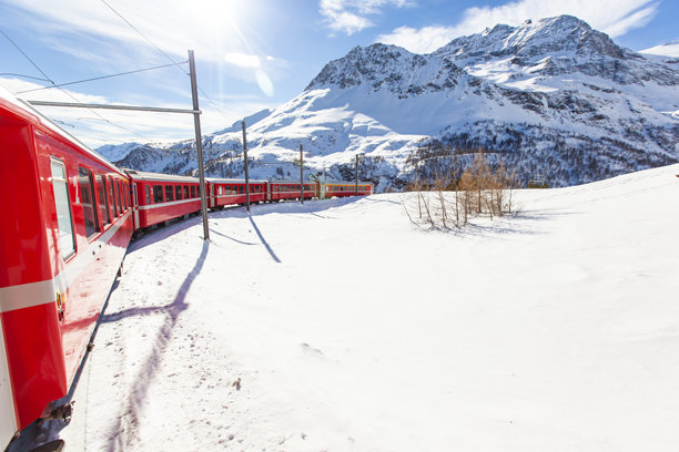 冬季的红色快车照片，瑞士庞特雷西纳的比安科湖图片下载
