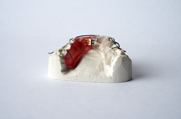 儿童牙托，牙齿矫正保持器。牙科正畸咬合治疗。牙托。图片下载