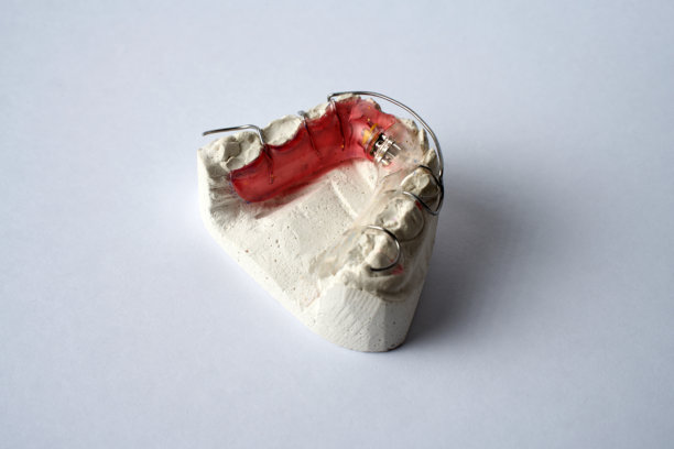 儿童牙托，牙齿矫正保持器。牙科正畸咬合治疗。牙托。图片下载