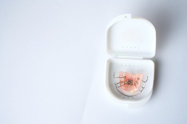 牙齿矫正器，正畸咬合治疗。儿童牙托，牙齿矫正保持器。牙托。图片下载