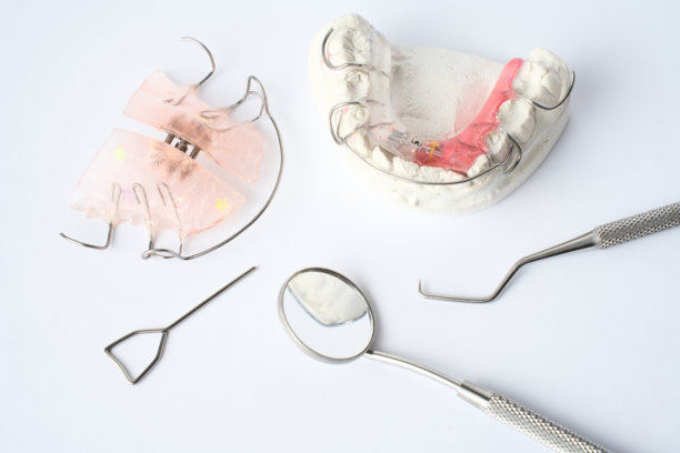 牙齿矫正器，正畸咬合治疗。儿童牙托，牙齿矫正保持器。牙托。图片下载